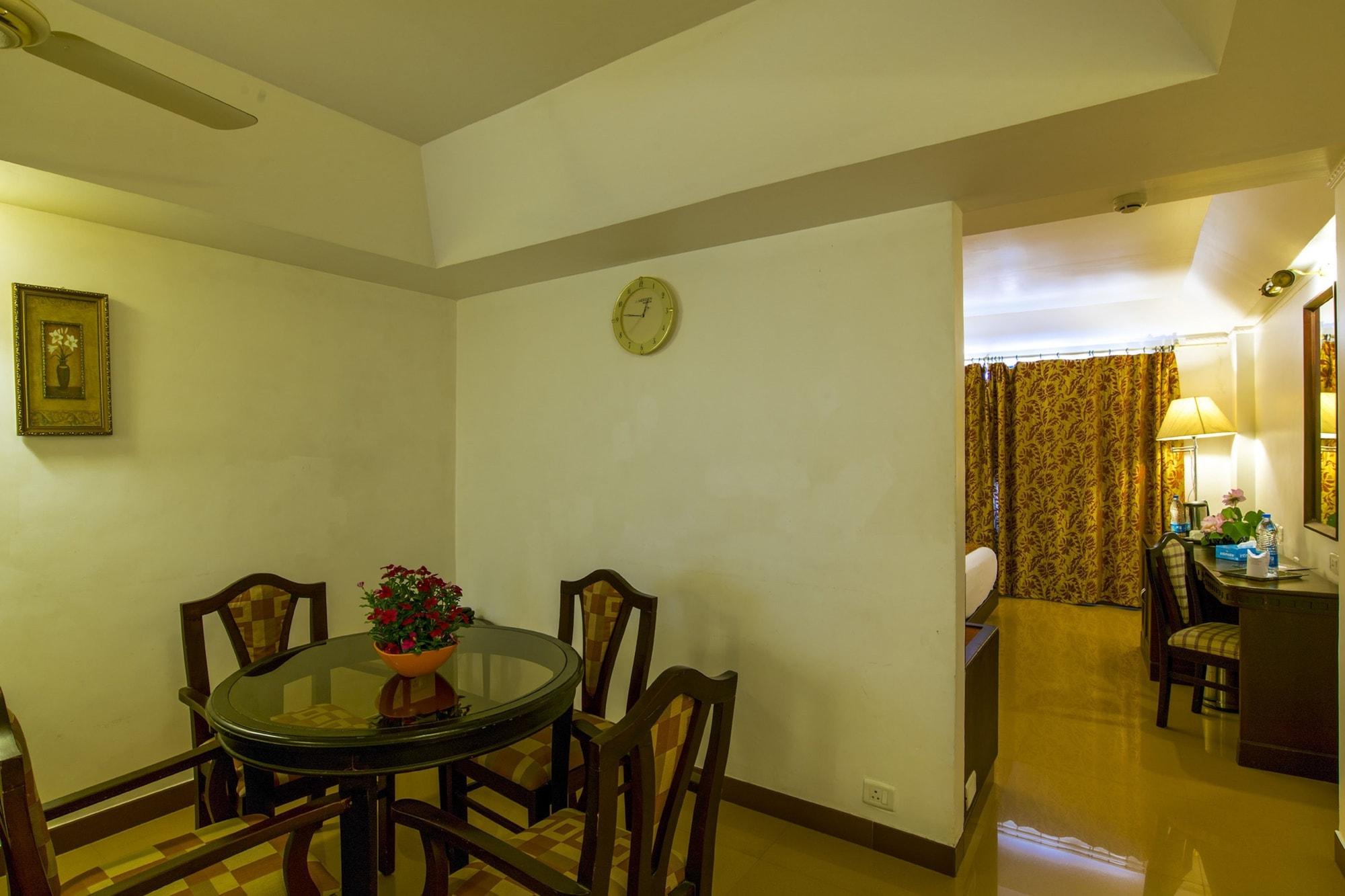 Golf View Hotels & Suites Nedumbassery Bagian luar foto