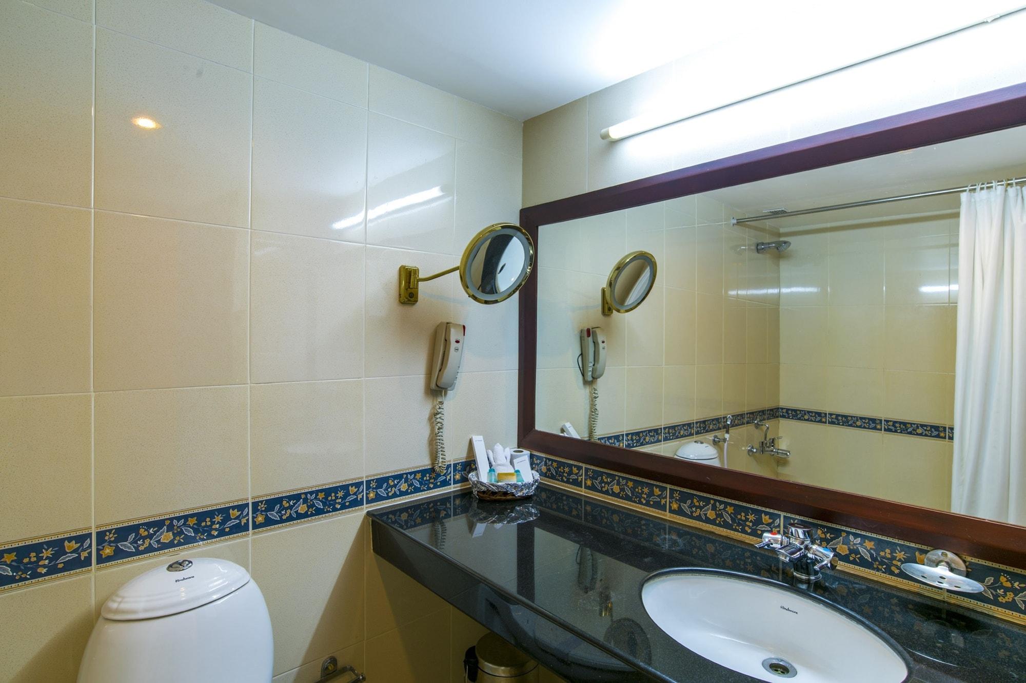 Golf View Hotels & Suites Nedumbassery Bagian luar foto