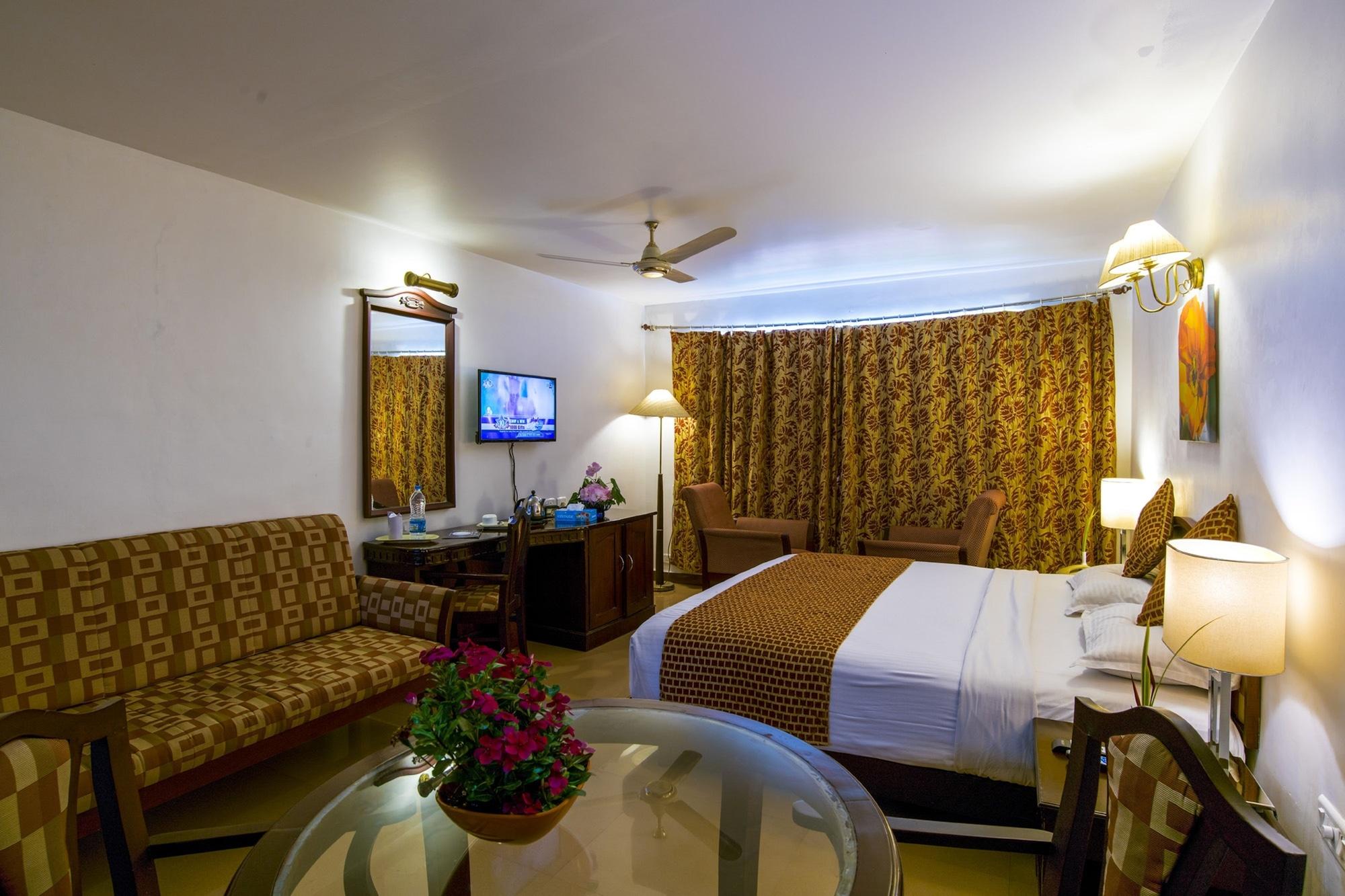 Golf View Hotels & Suites Nedumbassery Bagian luar foto