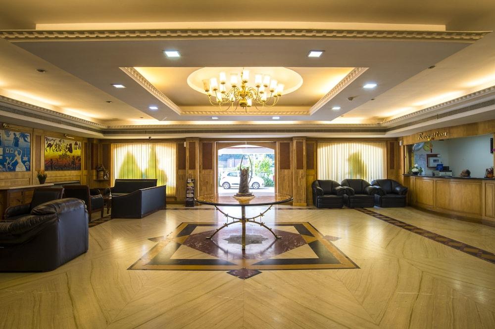Golf View Hotels & Suites Nedumbassery Bagian luar foto