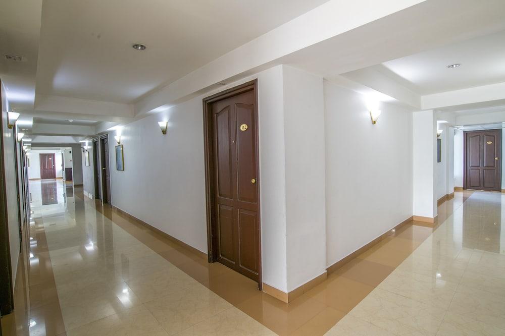 Golf View Hotels & Suites Nedumbassery Bagian luar foto