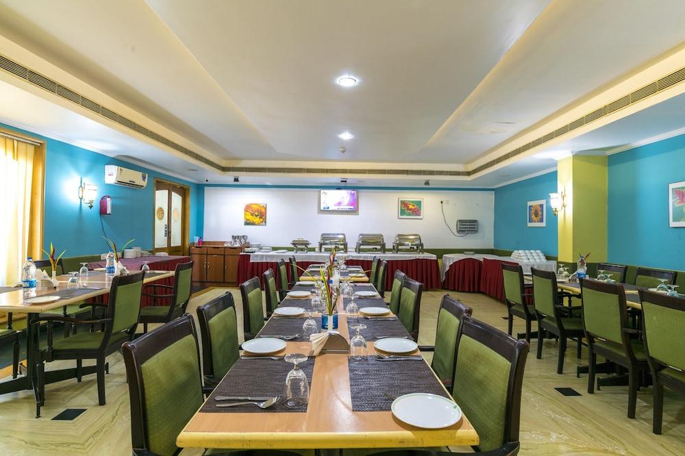 Golf View Hotels & Suites Nedumbassery Bagian luar foto
