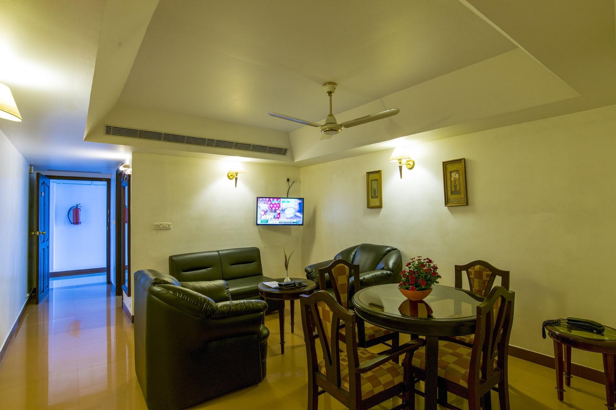 Golf View Hotels & Suites Nedumbassery Bagian luar foto