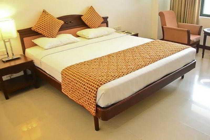 Golf View Hotels & Suites Nedumbassery Bagian luar foto