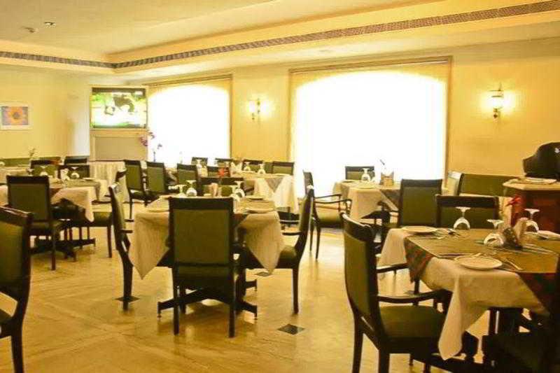 Golf View Hotels & Suites Nedumbassery Bagian luar foto