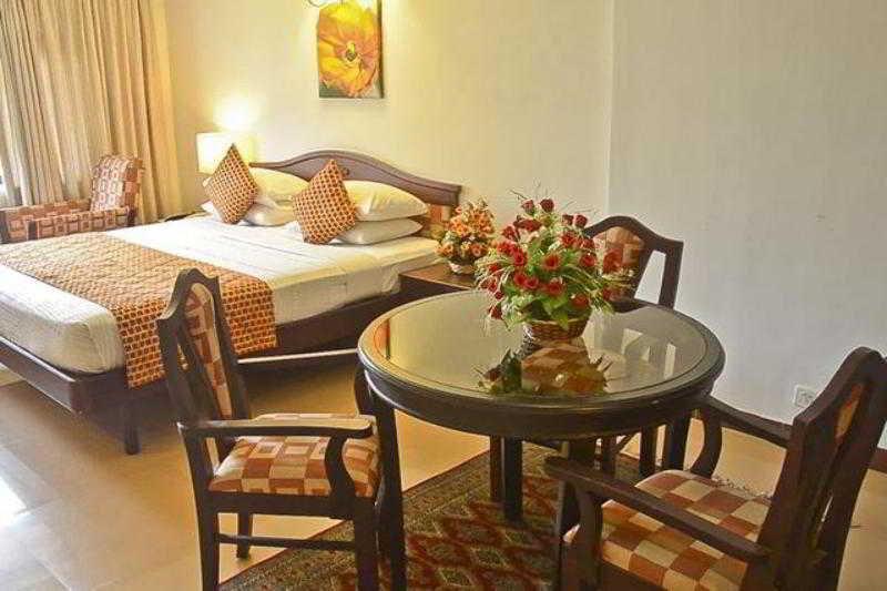 Golf View Hotels & Suites Nedumbassery Bagian luar foto