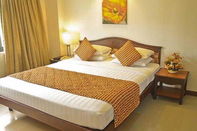 Golf View Hotels & Suites Nedumbassery Bagian luar foto