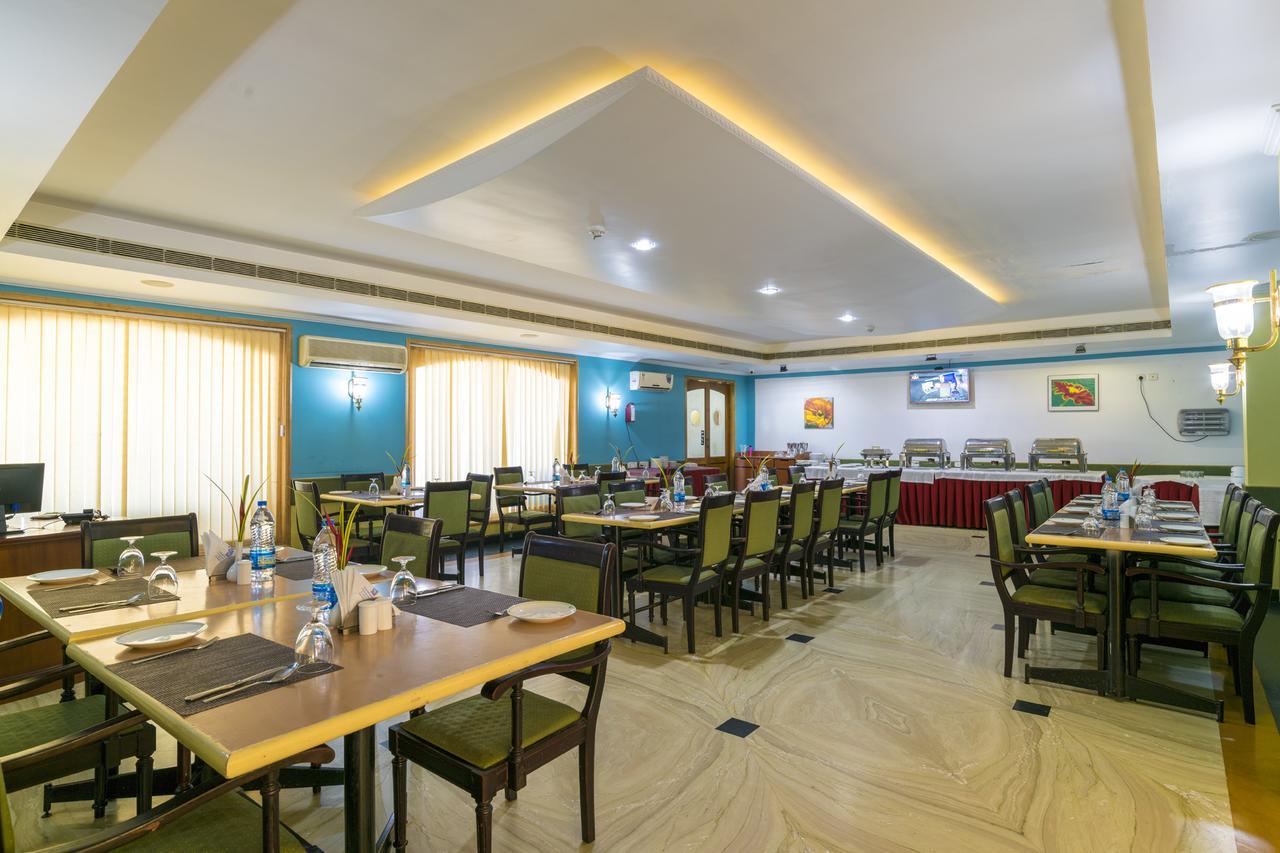 Golf View Hotels & Suites Nedumbassery Bagian luar foto