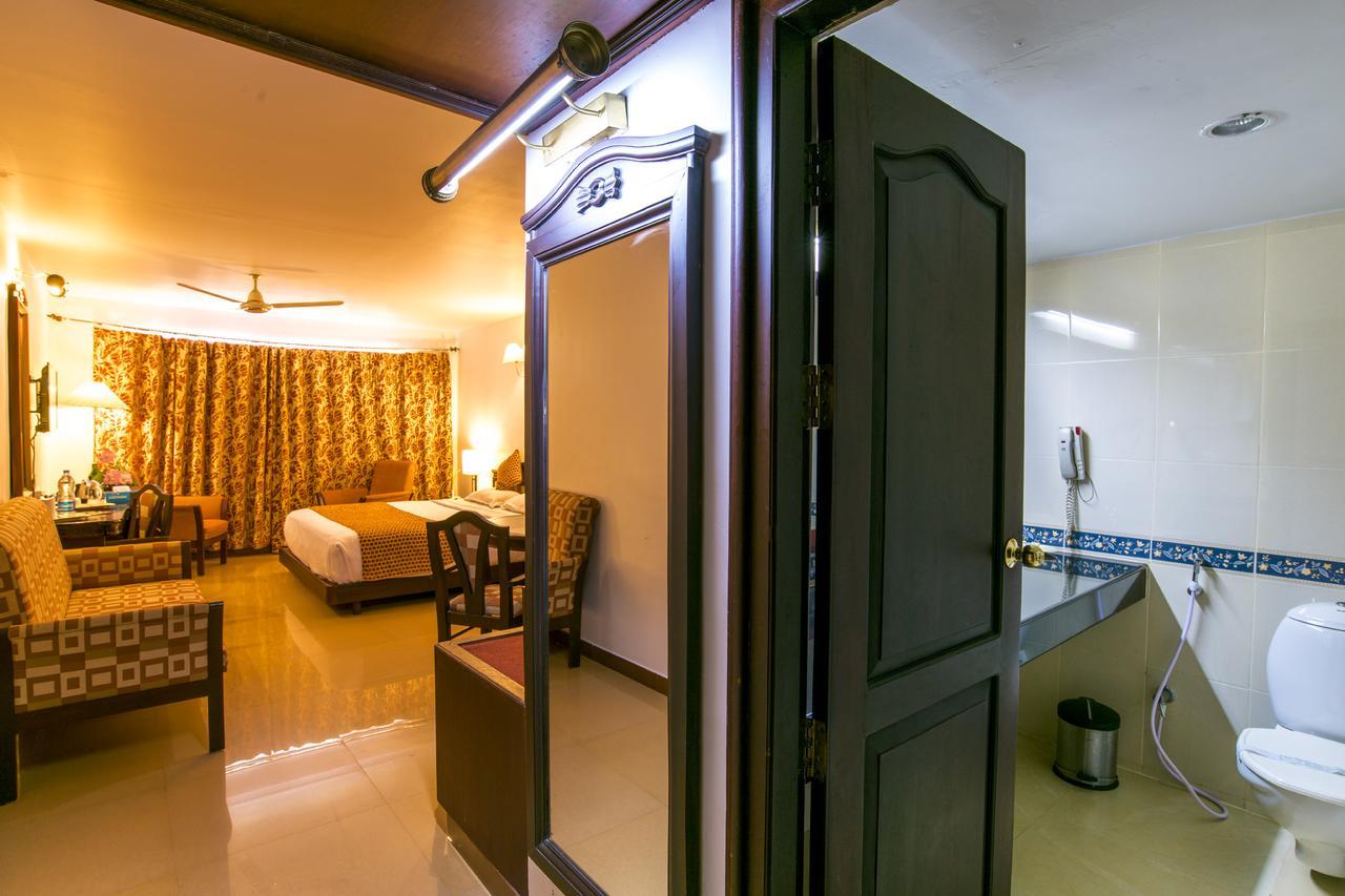 Golf View Hotels & Suites Nedumbassery Bagian luar foto