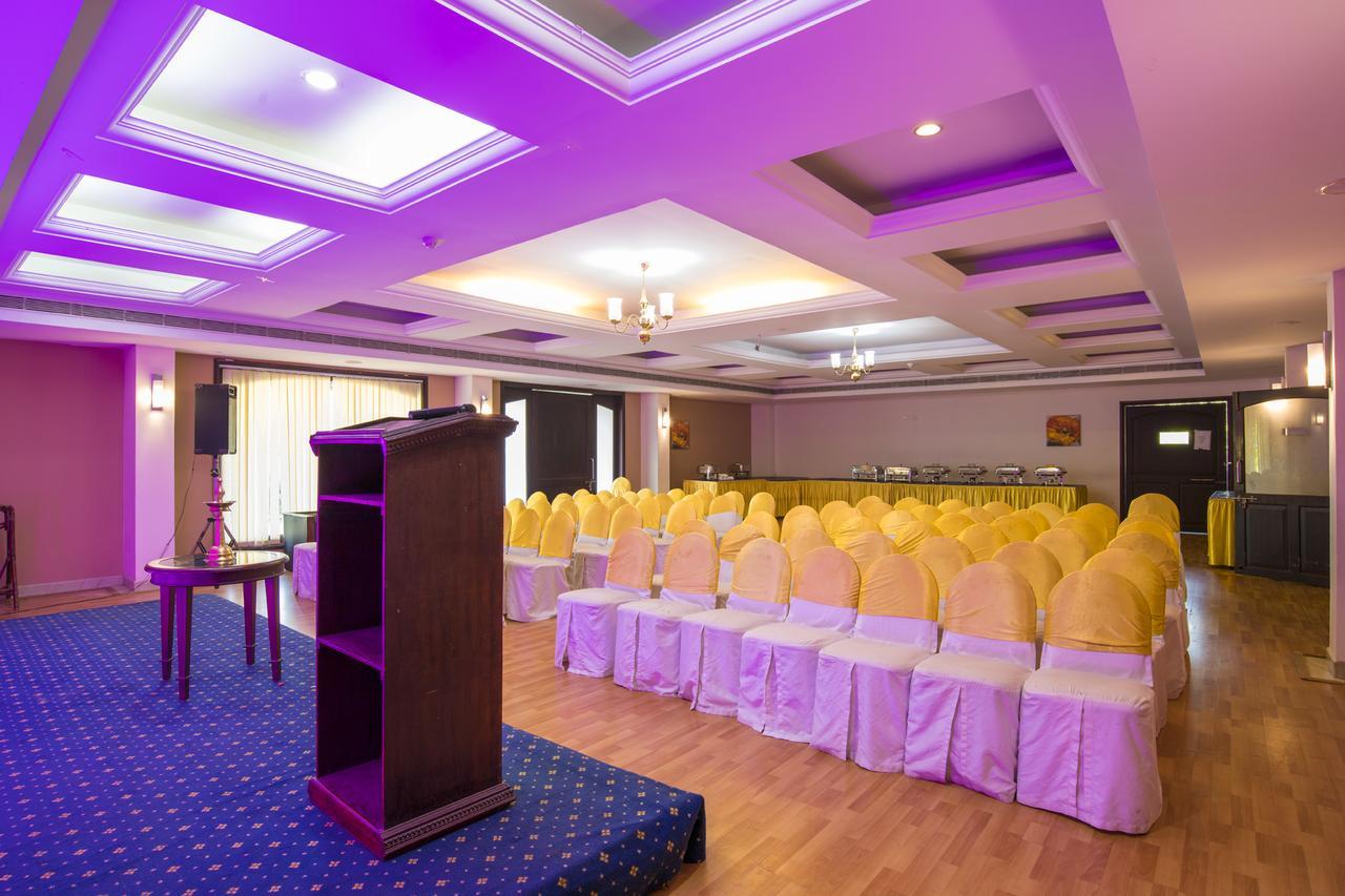 Golf View Hotels & Suites Nedumbassery Bagian luar foto