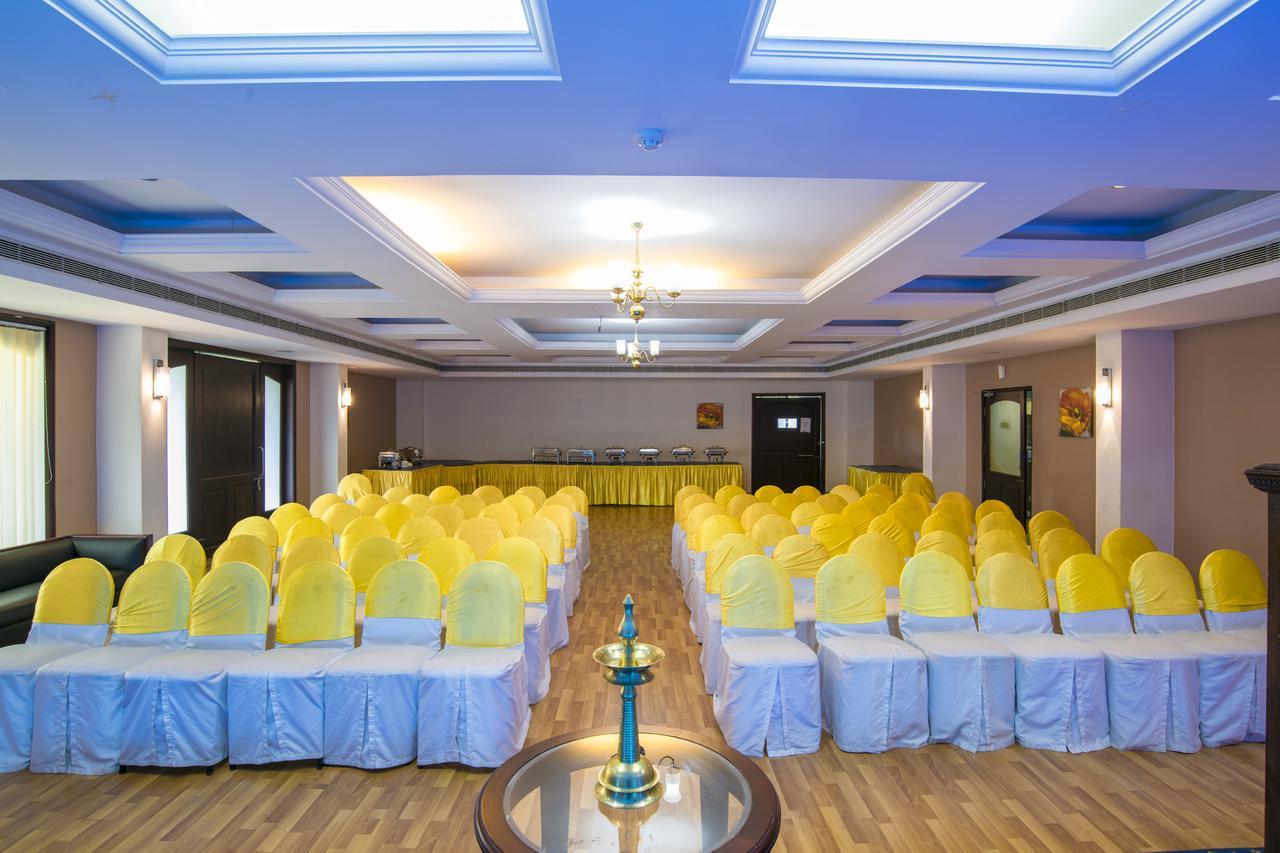 Golf View Hotels & Suites Nedumbassery Bagian luar foto