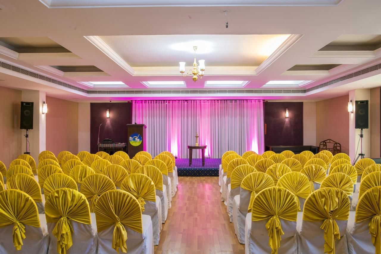 Golf View Hotels & Suites Nedumbassery Bagian luar foto
