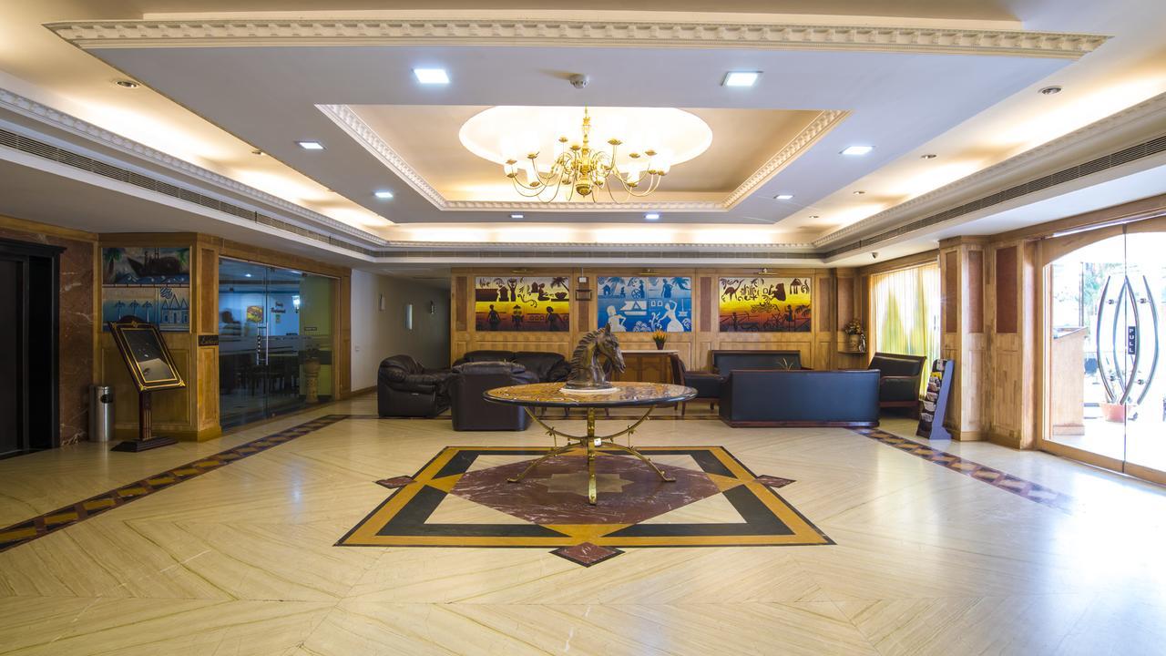 Golf View Hotels & Suites Nedumbassery Bagian luar foto